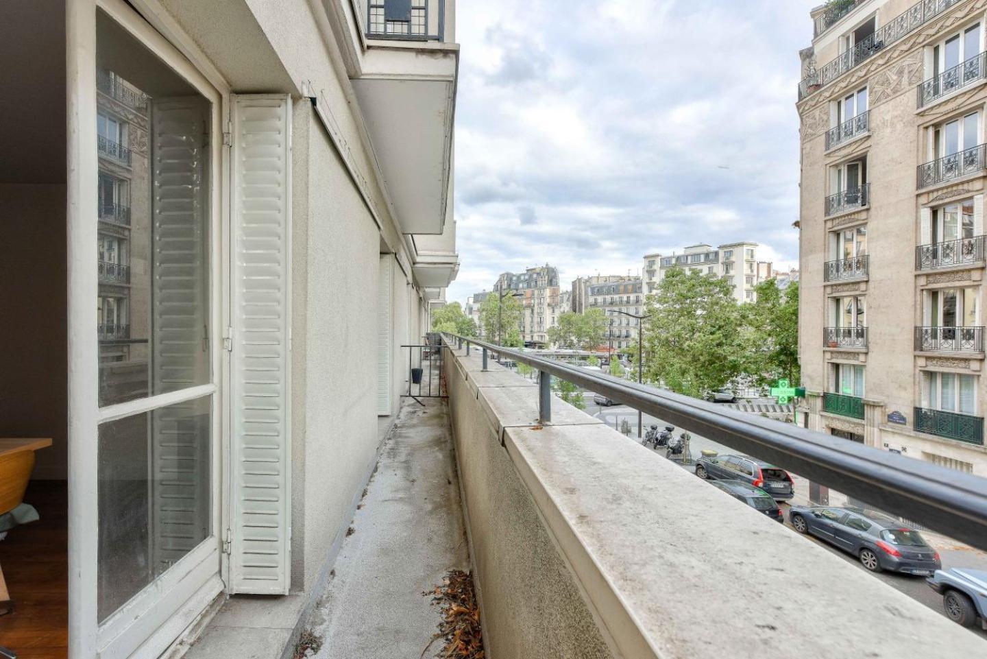 T2 Avec Superbe Balcon A 17eme Paris
