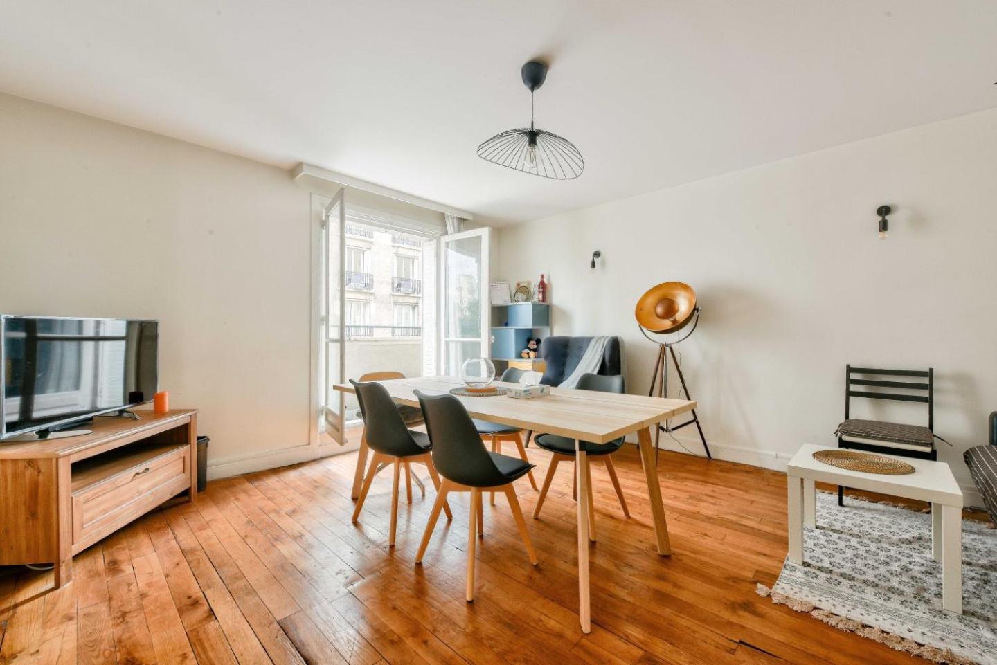 T2 Avec Superbe Balcon A 17eme * Paris